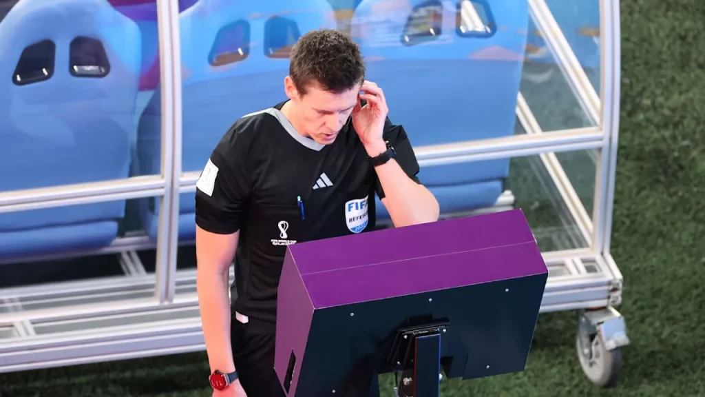 Var Được Quyền Xem Lại Thẻ Vàng Thứ Hai